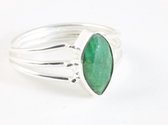 Opengewerkte zilveren ring met smaragd - maat 16.5