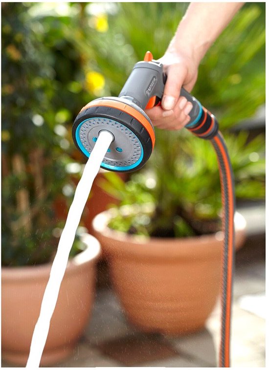 Grijze GARDENA spuit met oranje accenten spuit een waterstraal.