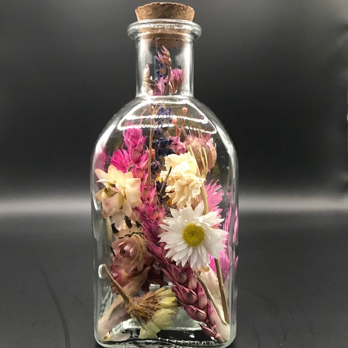 Fleurige droogbloemen in 1 vierkante vaasje en een kurk | droogbloemen in glas | decoratie | vaas | droogbloemen in fles | boeket | bloemstuk | interieur | fleurig | fles met kurk | cadeau | droogbloemen | woondecoratie | kleurig | decoratie