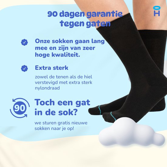 Zwarte sokken met tekst: '90 dagen garantie tegen gaten', 'extra sterk', 'wel een gat in de sok? we sturen gratis nieuwe sokken naar je op!'