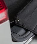 Bevestiging van de bumperbeschermer aan de auto met een metalen oogje en koord aan de kofferbakrand.