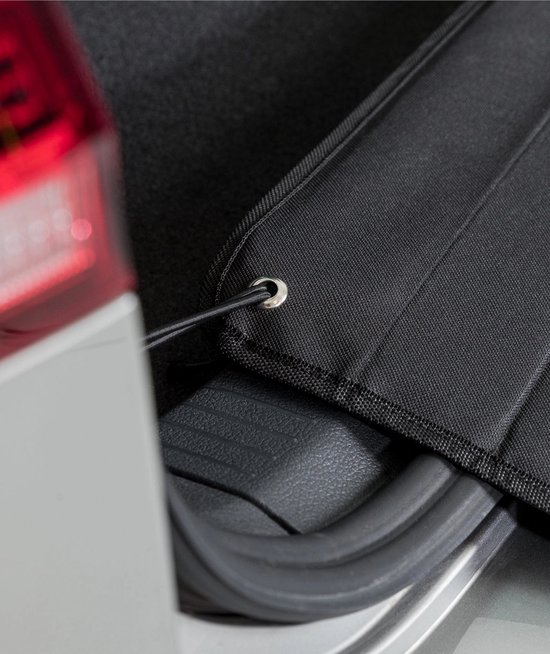 Bevestiging van de bumperbeschermer aan de auto met een metalen oogje en koord aan de kofferbakrand.
