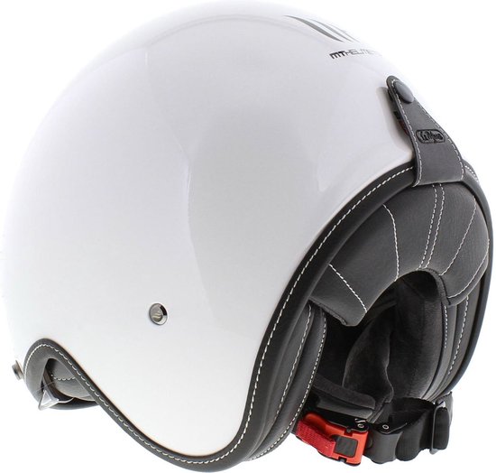 Witte MT Le Mans II helm, achteraanzicht, met zwarte voering met witte stiksels, zwarte randafwerking en rode sluiting.