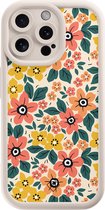 Casimoda® hoesje - Geschikt voor iPhone 15 Pro Max - Blossom - Effen telefoonhoesje met lensbescherming - TPU - Backcover - Bruin/beige