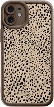 Casimoda® hoesje - Geschikt voor iPhone 12 - Stippen bruin abstract - Effen telefoonhoesje met lensbescherming - TPU - Backcover - Bruin/beige