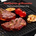 Gegrilde steaks, worstjes en groenten op een zwarte grillplaat van de KitchenBrothers barbecue. Text: 'Grillen tot 350°C'.
