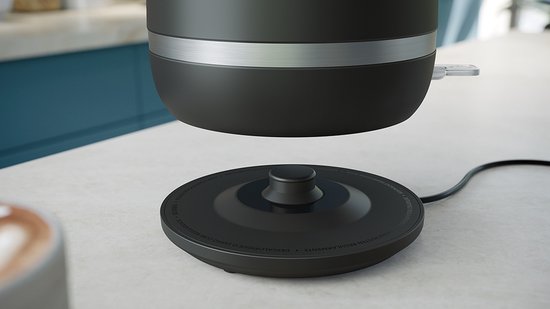Zwarte waterkoker wordt van de 360 graden draadloze basis getild.