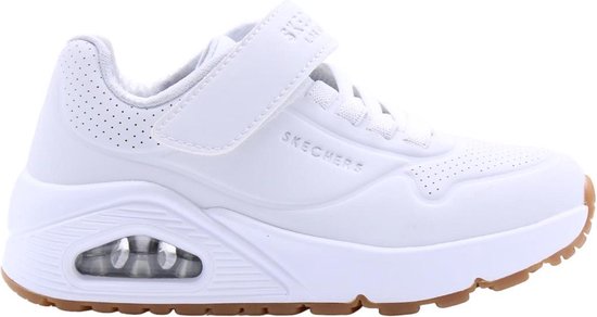 Witte Skechers sneaker met klittenband, veters en een gummi zool. Ventilatiedoorgaten op de zijkant.