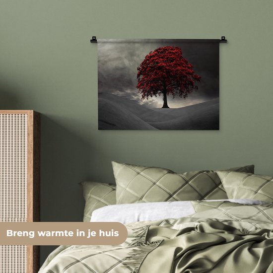 Wandkleed - Wanddoek - Een zwart-wit foto met een grote rode boom - 60x45 cm - Wandtapijt
