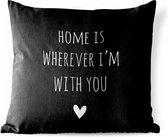 Buitenkussen Weerbestendig - Engelse quote "Home is wherever i'm with you" met een hartje tegen een zwarte achtergrond - 50x50 cm