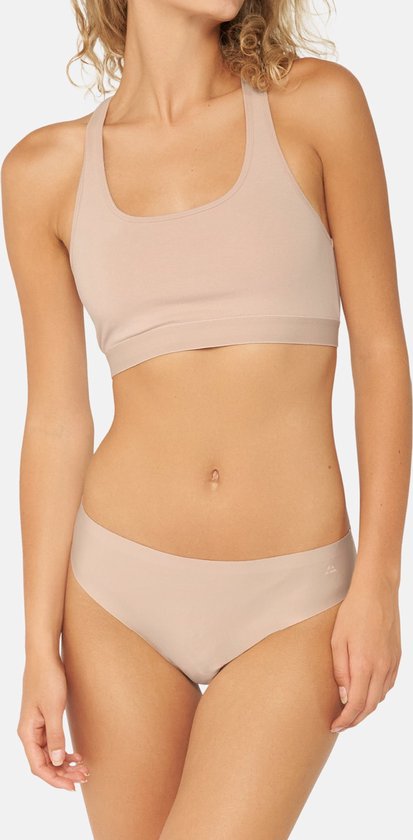 Vrouw in het beige met een naadloze sportbeha en string.