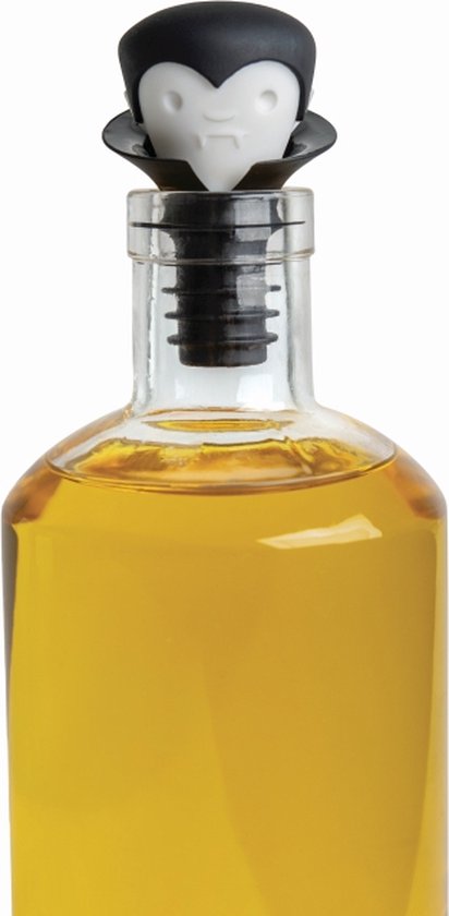Een fles witte wijn met een vampier-wijnstopper, op een witte achtergrond.