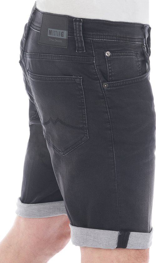 Detail van een grijze denim short met Mustang label op de achterkant.