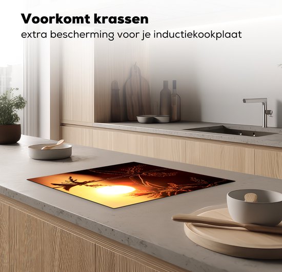 Een snijplank met een brandnetel in silhouet tegen een oranje zonsondergang, op een aanrecht met witte tegels.