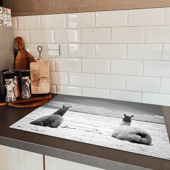 KitchenYeah® Inductie beschermer 76x51.5 cm - Rustende lama's op een zand vlakte - zwart wit - Kookplaataccessoires - Afdekplaat voor kookplaat - Inductiebeschermer - Inductiemat - Inductieplaat mat