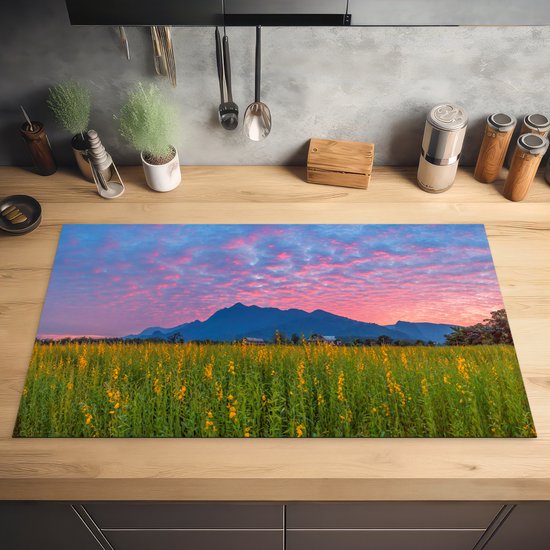 KitchenYeah® Inductie beschermer 89.6x51.6 cm - Bloemenveld voor een berg - Kookplaataccessoires - Afdekplaat voor kookplaat - Inductiebeschermer - Inductiemat - Inductieplaat mat