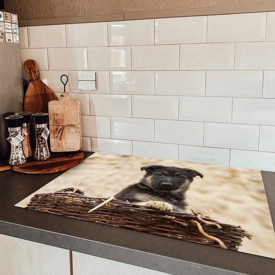 KitchenYeah® Inductie beschermer 78x52 cm - Duitse herder pup in mand - Kookplaataccessoires - Afdekplaat voor kookplaat - Inductiebeschermer - Inductiemat - Inductieplaat mat