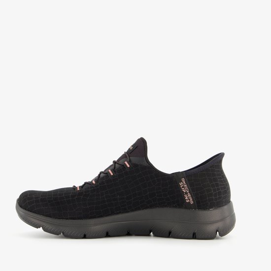 Zwarte Skechers instapper met krokodillenprint en roze details.