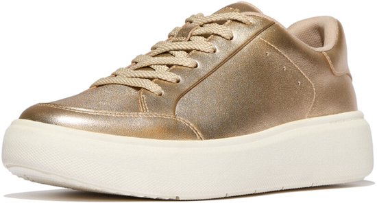 Gouden platform sneakers met veters en beige zool.