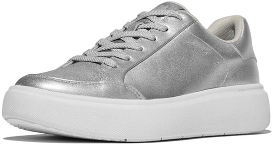 Zilverkleurige FitFlop sneaker met witte zool, vetersluiting en metallic leer.