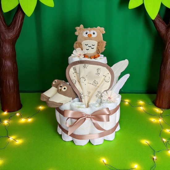 Luiertaart bruin uil 2 laags - met rammelaar, sokjes, slabber en pampers van Luiertaart — afbeelding 3