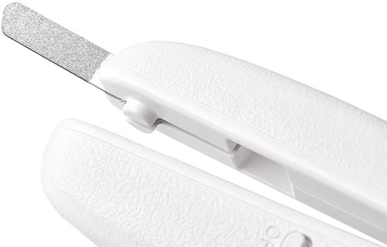 Close-up van een schuurvijl aan het uiteinde van een witte PETKIT nagelknipper.