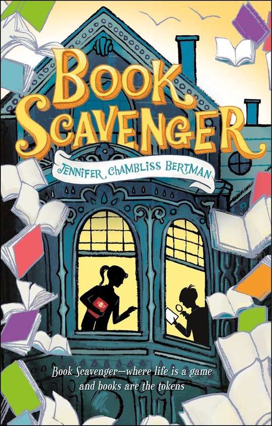 Boek kaft 'Book Scavenger' met een huis-achtig gebouw, boeken die uit de ramen vliegen, en silhouetten van twee kinderen.