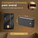 De zwarte stekkerlamp is compact, 110x50 mm, en heeft een creditcard ernaast ter illustratie van het formaat. Past in elk stopcontact.