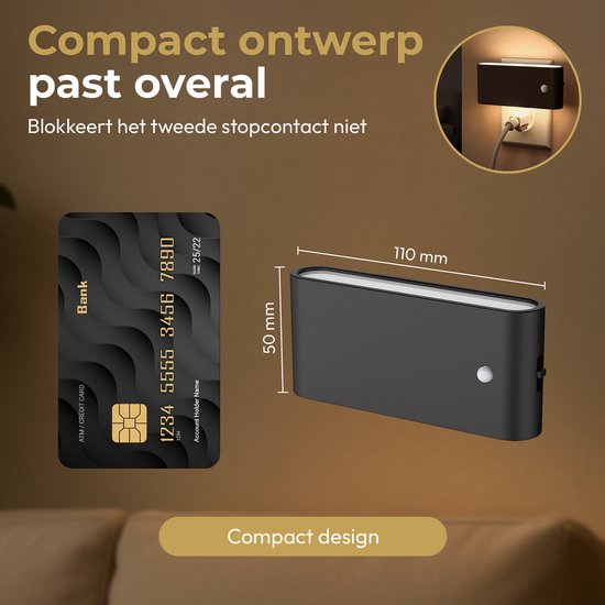 De zwarte stekkerlamp is compact, 110x50 mm, en heeft een creditcard ernaast ter illustratie van het formaat. Past in elk stopcontact.