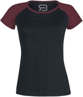 Zwart t-shirt met bordeauxrode raglanmouwen en ronde hals.
