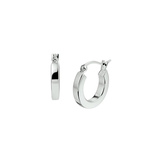 Een paar zilverkleurige vierkante oorringen, 17 mm lang en 3 mm breed.