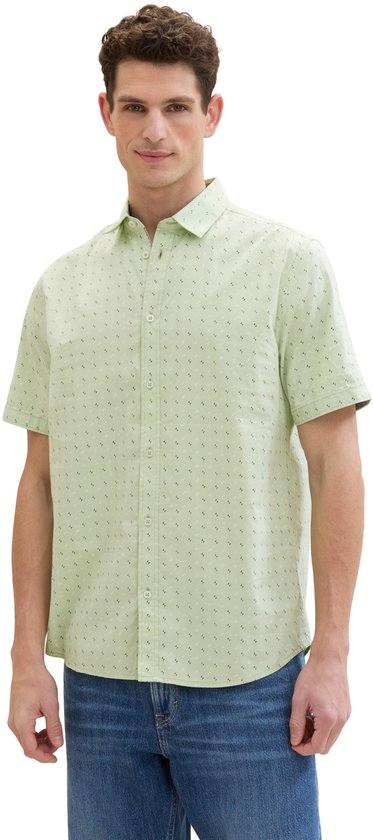 Man in lichtgroen kort overhemd met zwarte en witte all-over print.