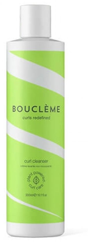 Witte fles met groene en witte strepen, met 'plant powered curl care' logo.