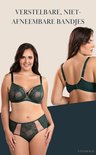 Model in groene kanten bh en slip met mesh details. Verstelbare bandjes.