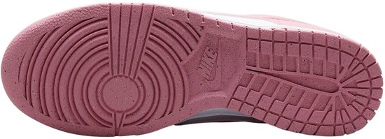 Roze rubberen zool met Nike logo en cirkelvormig profiel.
