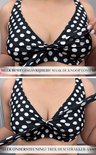 Détail d'un haut de bikini à pois noir et blanc avec nœud, montrant comment ajuster le nœud pour plus de liberté ou de maintien.