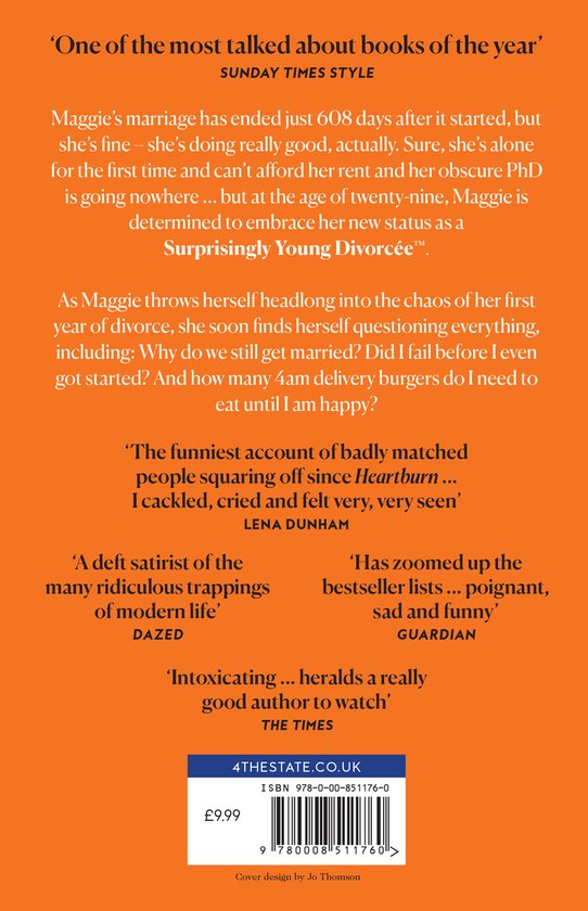 Boek met de titel 'Surprisingly Young Divorcee' op oranje achtergrond met citaten.