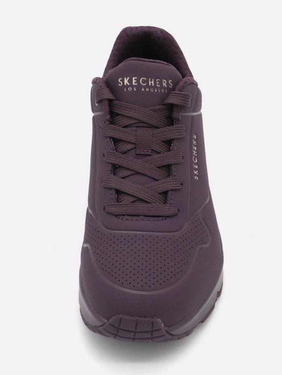 Vue de face d'une sneaker Skechers UNO bordeaux avec logo sur la languette et le côté.
