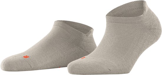 Lichtbeige Falke sneakersokken met oranje logo en textuur.