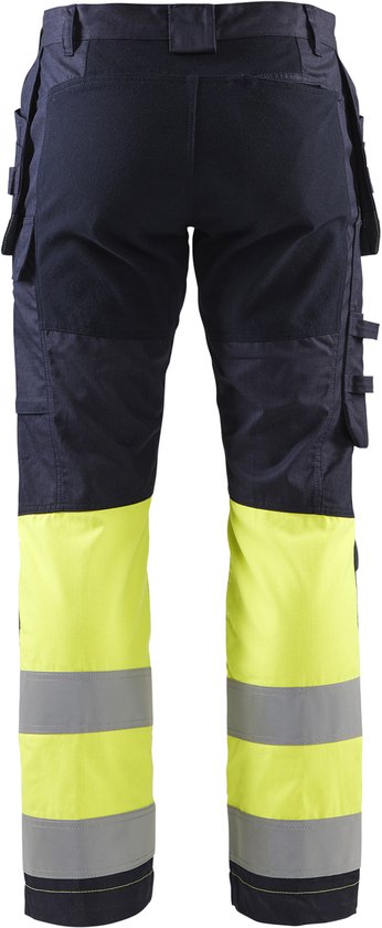 Achterkant donkerblauwe werkbroek met gele onderkant en grijze reflecterende banden.