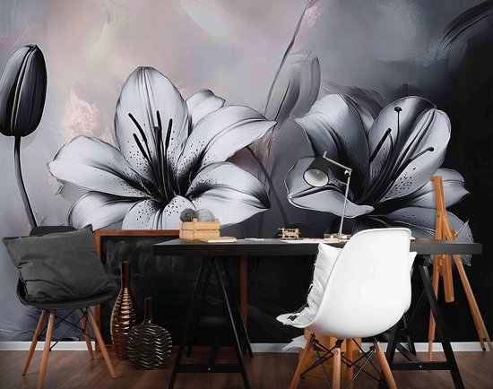 Papier peint noir et blanc avec des lis, dans une pièce avec un bureau, des chaises et une lampe.