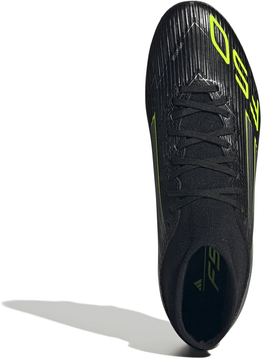 Zwarte Adidas F50 League Mid voetbalschoenen, maat 42, met groene accenten en een gestroomlijnd ontwerp.