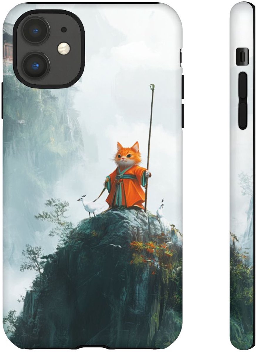 Oranje Kat in Traditioneel Gewaad op Bergtop – Telefoonhoesje Geschikt voor iPhone 11