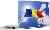 Sticker pour ordinateur portable - 10,1 pouces - Le drapeau de la Roumanie flotte dans le ciel