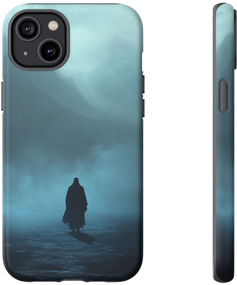 Schimmige Gestalte in Nevel – Telefoonhoesje Geschikt voor iPhone 14 Plus