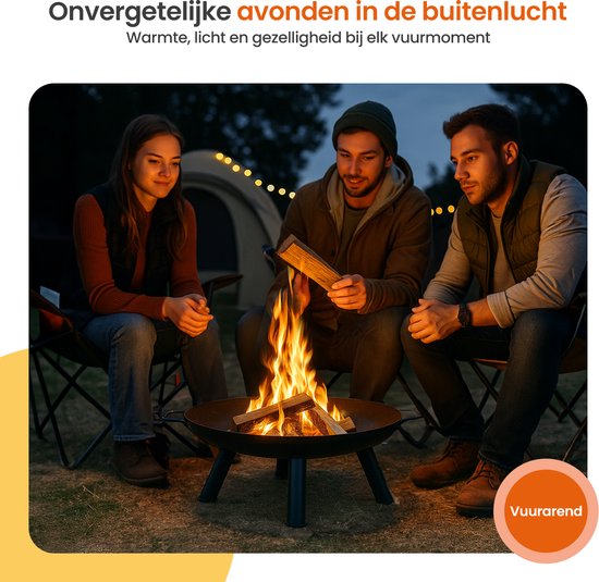 Drie jongeren kijken naar een brandend kampvuur in een vuurschaal buiten. 'Onvergetelijke avonden in de buitenlucht'.