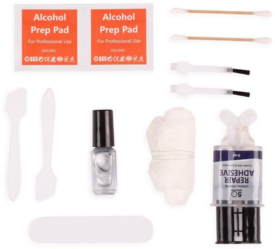 Reparatieset voor velgen met zilveren lak, lijm, wattenschijfjes, pompjes en schuurpapier.