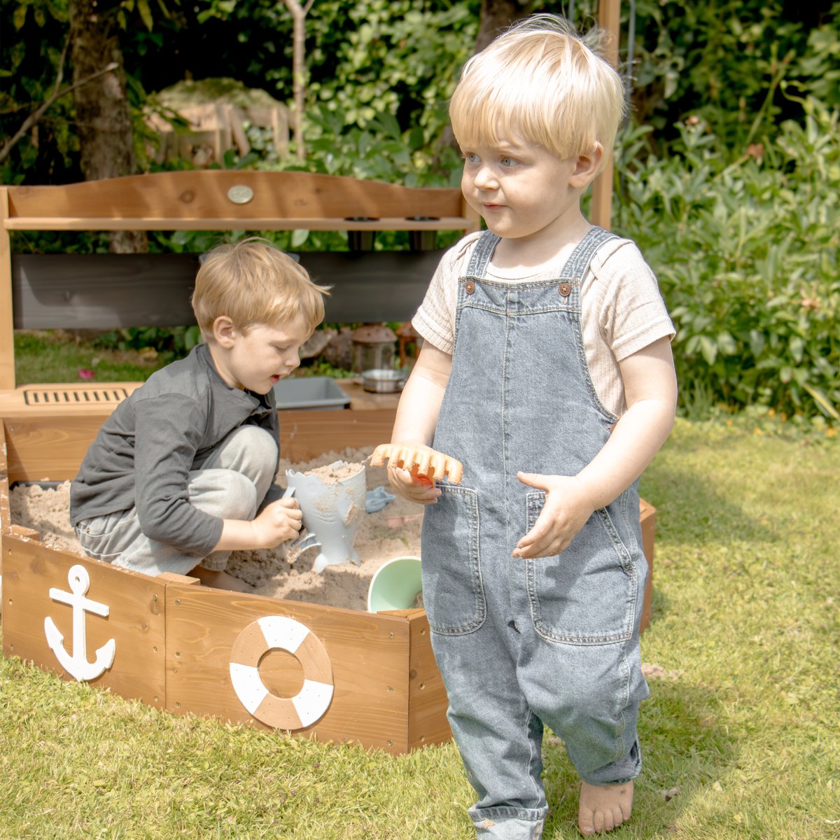 AXI Dora Boot zandbak met speelkeuken en dak (UV50) 160 x 100 cm Antraciet/bruin – Met krijtbord en opbergruimte - Inclusief gronddoek - 10 jaar garantie! — afbeelding 10