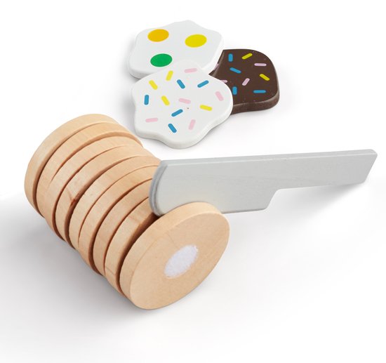 Een stapel houten koekjes die door een houten mes worden doorgesneden. Twee koekjes met glazuur liggen ernaast.