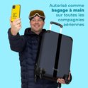 Man in skikleding met skibril houdt blauwe koffer vast. Hij neemt selfie met telefoon. Tekst: 'Autorisé comme bagage à main sur toutes les compagnies aériennes'.